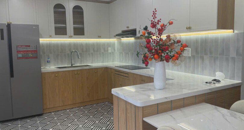 khong gian bep rong rai trong can ho ban 1 810x430 - Bán gấp căn hộ 3 phòng ngủ tầng sân vườn chung cư Mỹ Phúc Quận 7 T4/2025