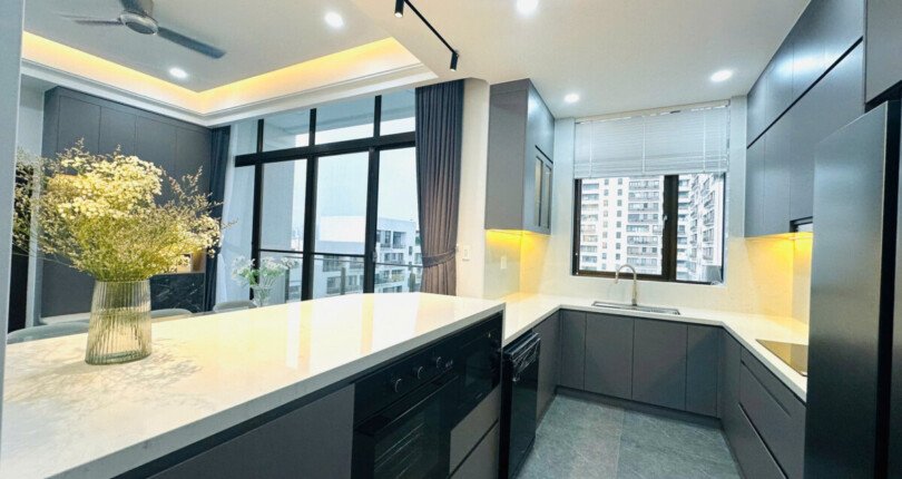 khong gian bep rong rai trong can ho ban 810x430 - Giá mua bán căn hộ Tophouse chung cư The Panorama Quận 7 T4/2025