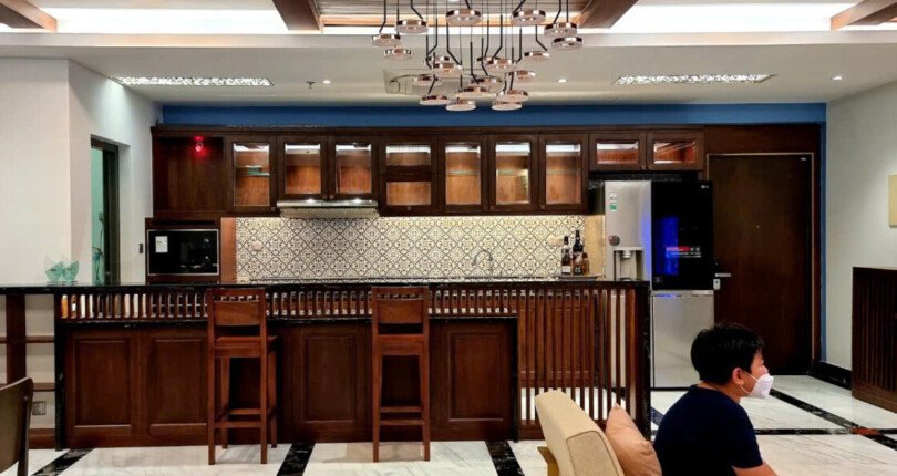 khong gian bep sang trong 810x430 - Giá mua bán căn hộ 2pn block C chung cư Riverpark Premier Quận 7 T4/2025