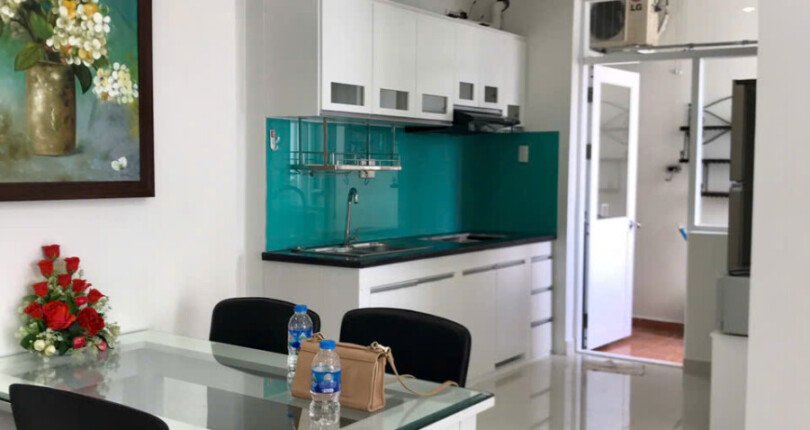 khong gian bep va phong an rong rai 810x430 - Giá mua bán căn hộ 2 phòng ngủ block 7C chung cư Sky Garden 3 Quận 7 T4/2025