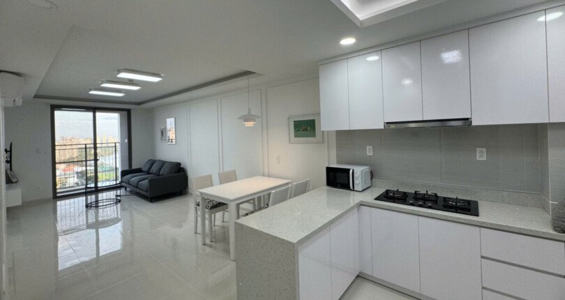 khong gian bep va phong khach can ho cho thue 810x430 - Giá cho thuê căn hộ 2 phòng ngủ block B lầu 21 chung cư Saigon South Phước Kiển Nhà Bè T4/2025