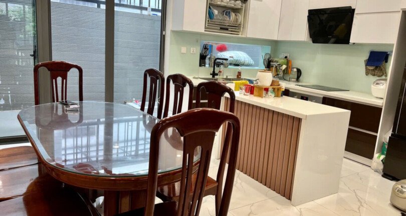 khong gian phong an va bep rong rai 810x430 - Giá mua bán nhà nguyên căn khu biệt thự Lavila Phước Kiển Nhà Bè T4/2025