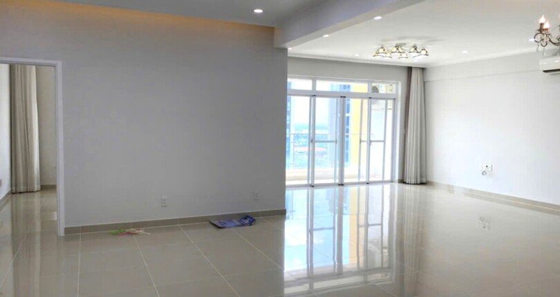 khong gian phong khach rong rai 810x430 - Giá mua bán căn hộ 3pn diện tích 180m2 chung cư Riverside Residence Quận 7 T4/2025