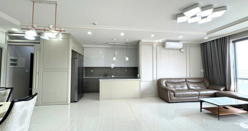 khong gian phong khach va bep rong rai 1 810x430 - Chủ gửi bán gấp căn hộ Riverpark Premier, căn góc, view sông, block B, giá 16,2 tỷ