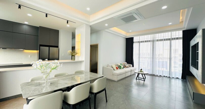 khong gian phong khach va phong an 810x430 - Giá mua bán căn hộ Tophouse chung cư The Panorama Quận 7 T4/2025