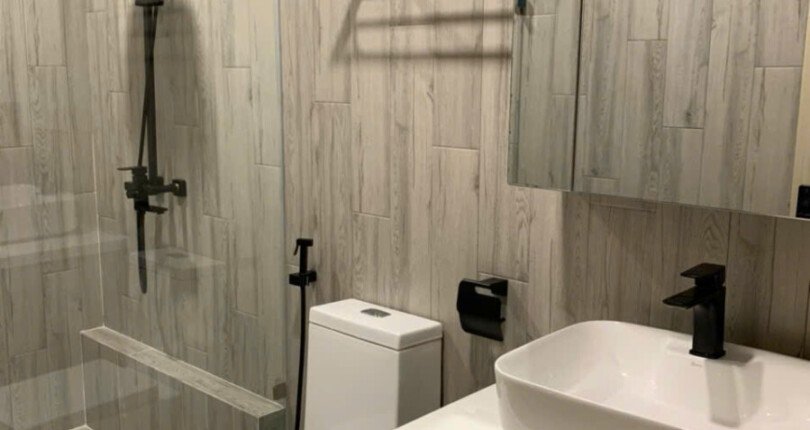 nha biet thu ban co 4 toilet day du trang thiet bi 810x430 - Giá mua bán nhà Biệt thự nguyên căn mặt Đường số 5 kdc Lavila Nhà Bè T4/2025