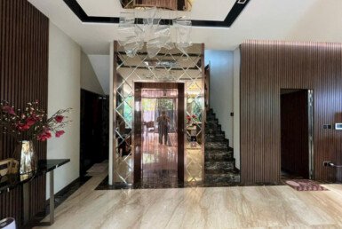 nha-biet-thu-ban-co-thang-may