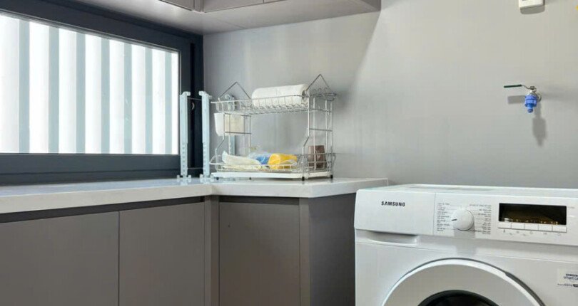 phong giat day du tien nghi 810x430 - Giá mua bán căn hộ 3 phòng ngủ chung cư Garden Court 2 Quận 7 T4/2025
