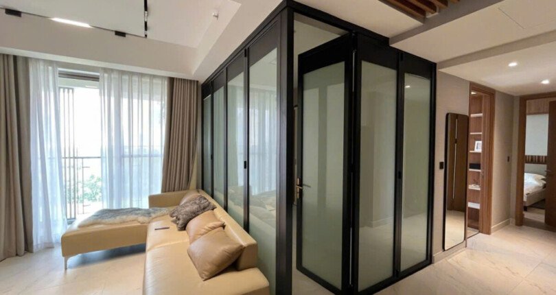 phong khach can ho ban 2 810x430 - Bán căn hộ chung cư Midtown The Signature, 115m2, 03pn, giá 13.5 tỷ, đầy đủ nội thất, xem nhà dễ.