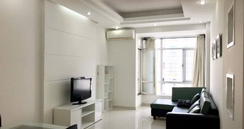 phong khach can ho ban 4 810x430 - Giá mua bán căn hộ 2 phòng ngủ block 7C chung cư Sky Garden 3 Quận 7 T4/2025