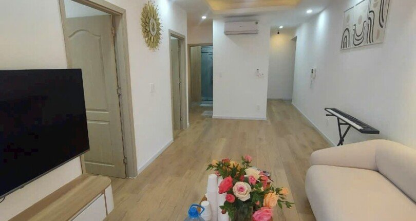 phong khach can ho ban 40 810x430 - Mua bán căn hộ sân vườn chung cư Sky Garden 3 Quận 7 T4/2025