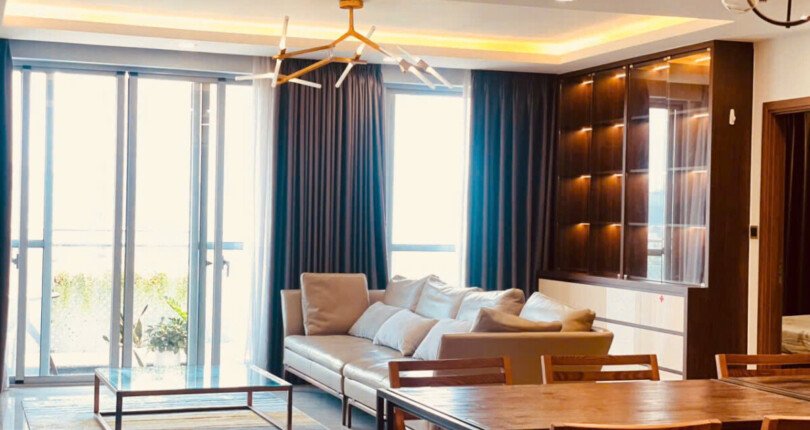 phong khach can ho can ban gap 2 810x430 - Bán căn hộ chung cư Scenic Valley 1, diện tích 133m2, 03pn, giá 11,2 tỷ, xem nhà dễ.