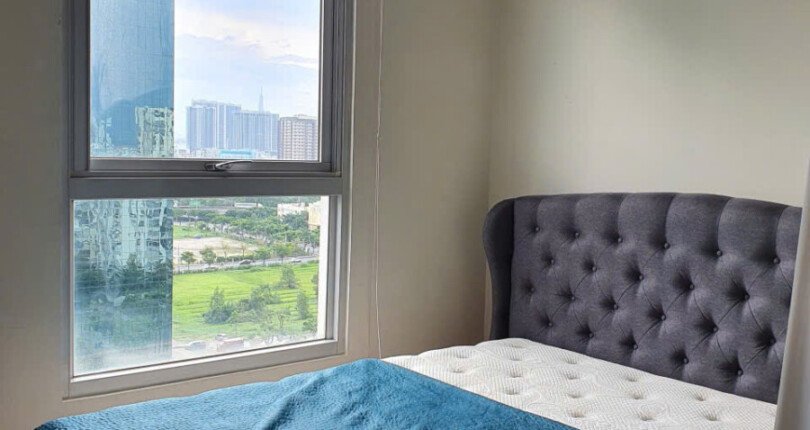 phong ngu can ho co cua so rong rai 810x430 - Giá mua bán căn hộ 3 phòng ngủ block H chung cư Star Hill Quận 7 T4/2025