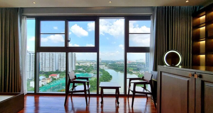 phong ngu can ho sang trong co cua so lon 810x430 - Giá mua bán căn hộ 2pn block C chung cư Riverpark Premier Quận 7 T4/2025