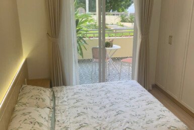 phong-ngu-co-ban-cong-thoang-mat