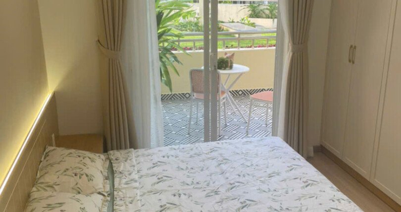 phong ngu co ban cong thoang mat 810x430 - Bán gấp căn hộ 3 phòng ngủ tầng sân vườn chung cư Mỹ Phúc Quận 7 T4/2025