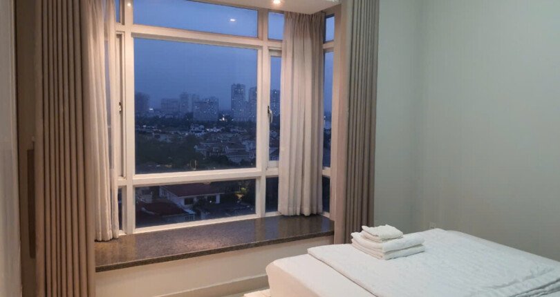 phong ngu co cua so rong 810x430 - Giá mua bán căn hộ 2pn block A chung cư Riverside Residence Quận 7 T5/2025