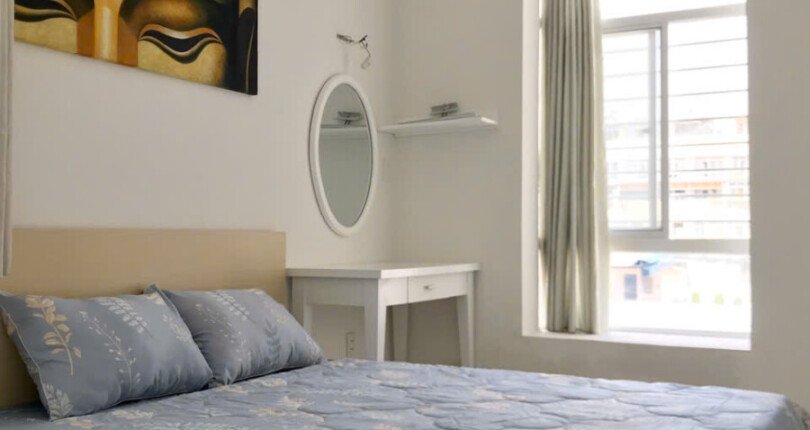 phong ngu co cua so rong rai 810x430 - Giá mua bán căn hộ 2 phòng ngủ block 7C chung cư Sky Garden 3 Quận 7 T4/2025