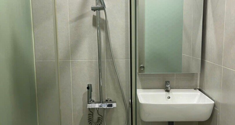 toilet can ho 810x430 - Mua bán căn hộ sân vườn chung cư Sky Garden 3 Quận 7 T4/2025