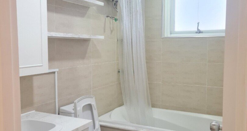 toilet co bon tam nam 2 810x430 - Giá mua bán căn hộ 3pn block C view sông chung cư Riverpark Residence Quận 7 T4/2025