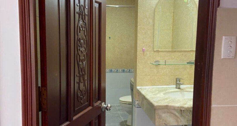 toilet day du thiet bi 1 810x430 - Giá mua bán căn hộ 2pn tòa G chung cư Hưng Vượng 2 Quận 7 T5/2025