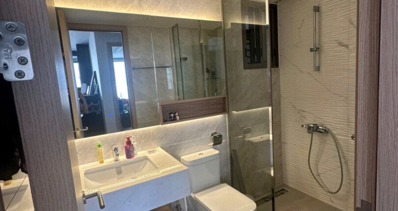 toilet day du thiet bi 810x430 - Giá mua bán căn góc 3pn chung cư The Peak M8b Quận 7 T4/2025