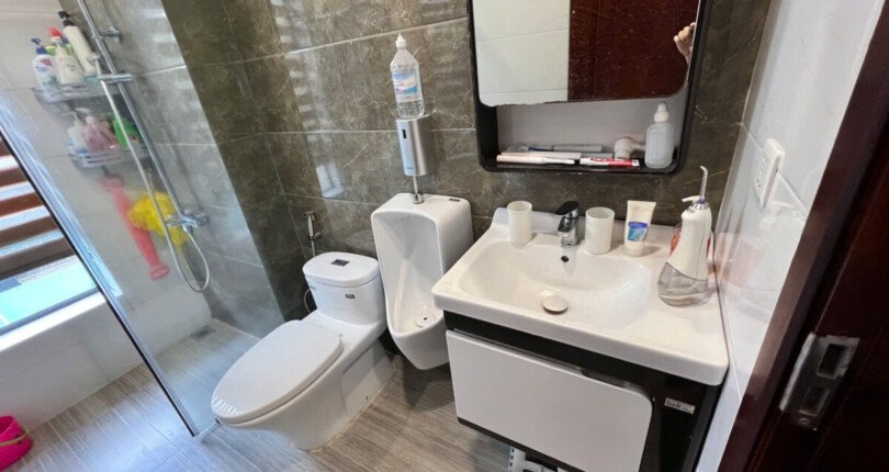 toilet day du thiet bi ve sinh 810x430 - Giá mua bán nhà nguyên căn khu biệt thự Lavila Phước Kiển Nhà Bè T4/2025
