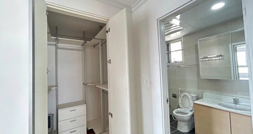 tollet can ho ban 1 810x430 - Bán căn hộ chung cư Scenic Valley 2, 97m2, 03pn, giá 7.9 tỷ, nội thất cao cấp, nhà đang có hợp đồng thuê.