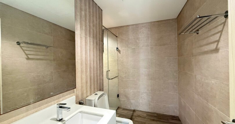 tollet can ho ban 4 810x430 - Bán căn hộ chung cư Midtown The Symphony, 91m2, giá 8.4 tỷ, nội thất đầy đủ, xem nhà dễ.