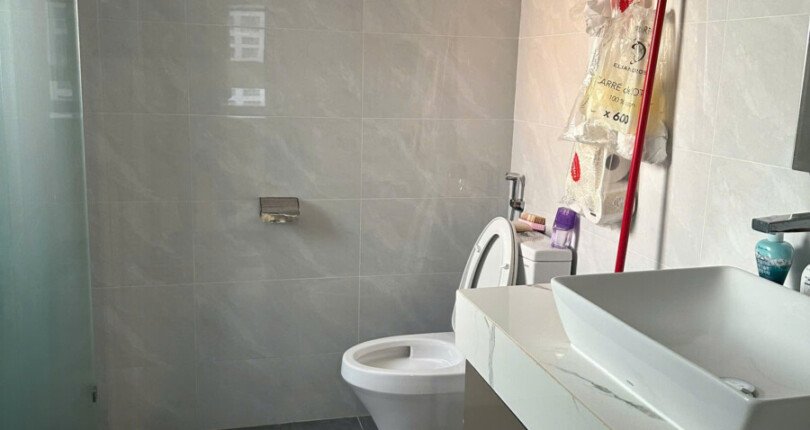 tollet can ho can ban 2 810x430 - Bán căn hộ chung cư Happy Valley, 135m2, 04pn, giá 9.6 tỷ, nhà đẹp, nội thất mới hoàn toàn