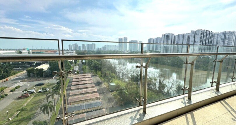 view ban cong can ho ban 1 810x430 - Chủ gửi bán gấp căn hộ Riverpark Premier, căn góc, view sông, block B, giá 16,2 tỷ