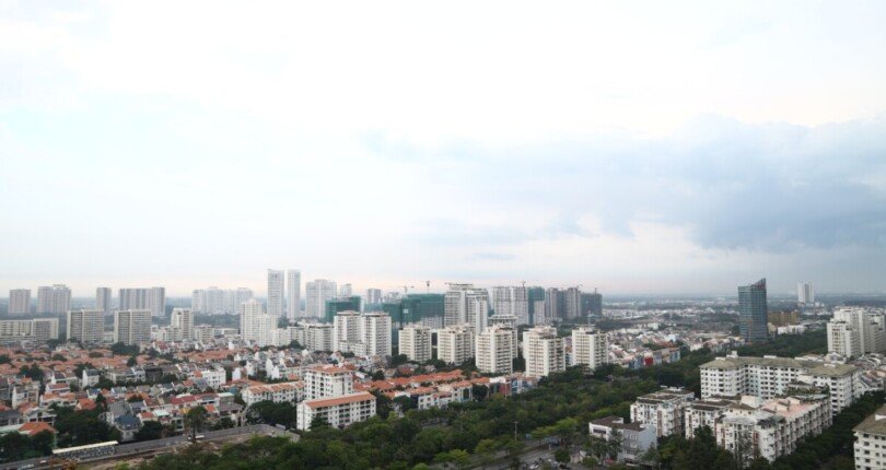 view phong khach can ho ban 810x430 - Giá mua bán căn hộ 3 phòng ngủ, 135m2 lầu 26 khu R15 chung cư Happy Valley Quận 7