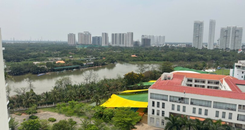 view phong khach can ho truc dien song va truong dinh thien ly quan 7 810x430 - Giá mua bán căn hộ 3 phòng ngủ chung cư Grand View 2a Quận 7 T4/2025
