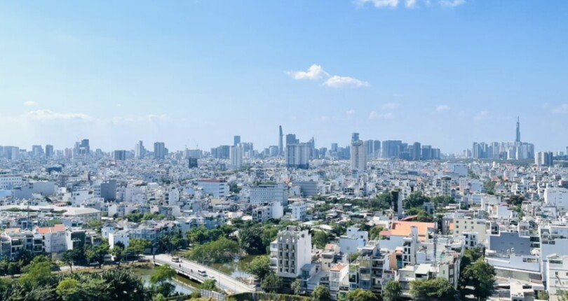 view phong khach toan canh cong vien va trung tam thanh pho 810x430 - Bán gấp căn hộ 2pn block A căn 05 lầu cao chung cư Green Valley giá 7,240 tỷ