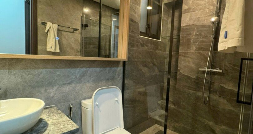 z6490536451877 937712c653c7590d7f5a99102de4f638 810x430 - Cho thuê Midtown M8 Block C Tầng 9 dt 81m 2 phòng giá 1200usd/tháng