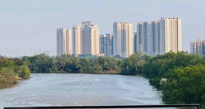 z6552108317669 2649f06766b6628f24e4ea4e8d358327 810x430 - Bán căn hộ Riverpark Residence 123m 3 phòng Căn góc lầu trung, View sông