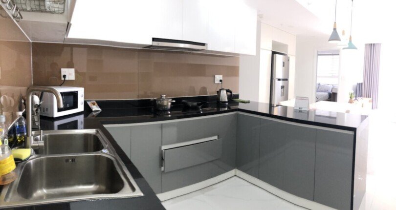 bep can ho ban 4 810x430 - Bán căn hộ 77m2, tầng cao chung cư Scenic Valley 2, giá 6.450 tỷ, nội thất đầy đủ, nhà đang có hợp đồng thuê.