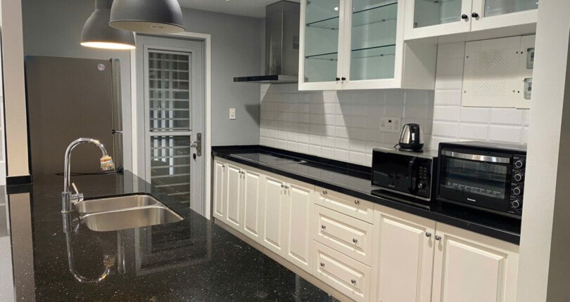 bep can ho ban 810x430 - Bán căn hộ chung cư Scenic Valley 1, diện tích 133m2, giá 11 tỷ, nội thất đầy đủ, xem nhà dễ.