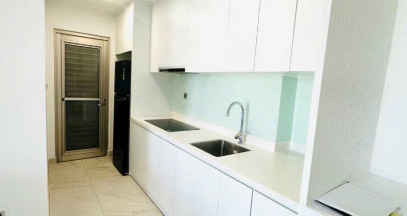 bep trong can ho ban 2 810x430 - Giá mua bán căn hộ 2pn chung cư Midtown m7 Signature Quận 7 T5/2025