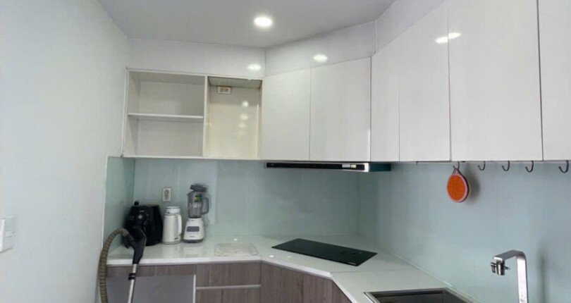 bep trong can ho ban 5 810x430 - Giá mua bán căn hộ 2pn - 77m2 block G view hồ bơi chung cư Scenic Valley 1 Quận 7 T6/2025