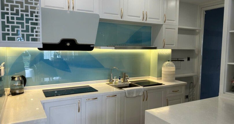 can canh bep rong rai 810x430 - Giá mua bán căn hộ 2pn block A view sông chung cư Midtown m7 Phú Mỹ Hưng Quận 7 T5/2025