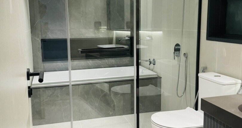 can ho ban co 2 toilet hoan thien nhu hinh 810x430 - Giá mua bán căn hộ 2pn lầu cao block B chung cư Cardinal Court Quận 7 T5/2025