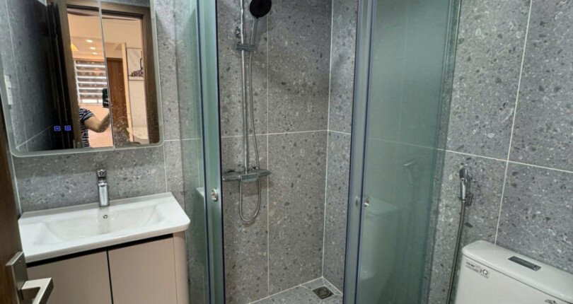 can ho co 2 toilet sang trong day du thiet bi 810x430 - Giá mua bán căn hộ 4pn block E chung cư Hưng Vượng 2 Quận 7 T5/2025