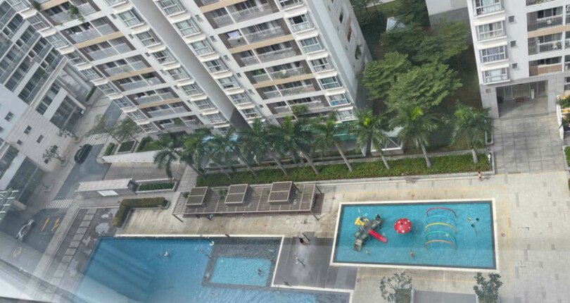 can ho truc dien ho boi 810x430 - Giá mua bán căn hộ 2pn - 77m2 block G view hồ bơi chung cư Scenic Valley 1 Quận 7 T6/2025