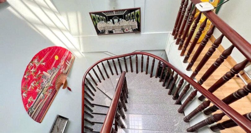 cau thang bo len lau 1 1 810x430 - Giá mua bán nhà Biệt thự nguyên căn Đường số 12b Khu Cư Xá Ngân Hàng Quận 7 T6/2025