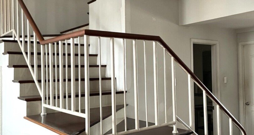 cau thang bo len lau 1 2 810x430 - Giá mua bán căn hộ Penthouse 3pn Chung cư Mỹ Tú 1 Quận 7 T6/2025