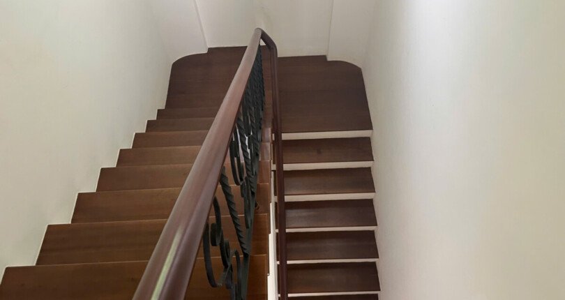 cau thang bo len lau 810x430 - Giá mua bán nhà Biệt thự nguyên căn góc 3 mặt đường nội khu Phú Gia Quận 7 T5/2025