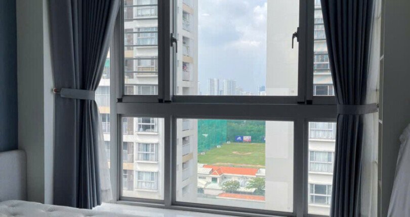 cua so phong ngu 810x430 - Giá mua bán căn hộ 2pn - 77m2 block G view hồ bơi chung cư Scenic Valley 1 Quận 7 T6/2025
