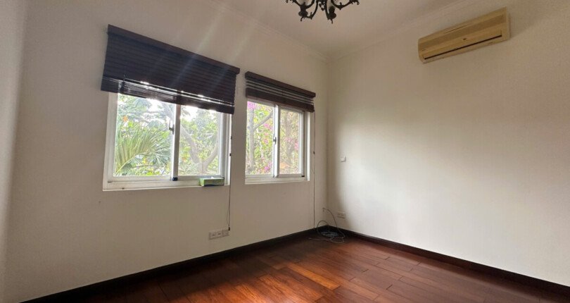 hien trang phong ngu trong nha biet thu ban 810x430 - Giá mua bán nhà Biệt thự nguyên căn góc 3 mặt đường nội khu Phú Gia Quận 7 T5/2025