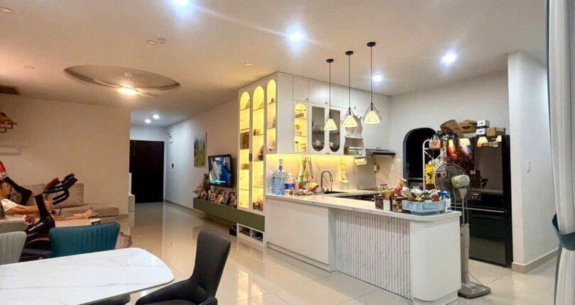 hinh anh phong khach va bep trong can ho ban 810x430 - Giá mua bán căn hộ 3pn chung cư Belleza Phú Mỹ Quận 7 T6/2025